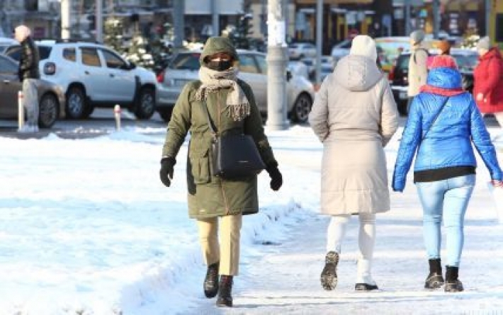 По Киеву в мороз бегает голый неадекват: видео