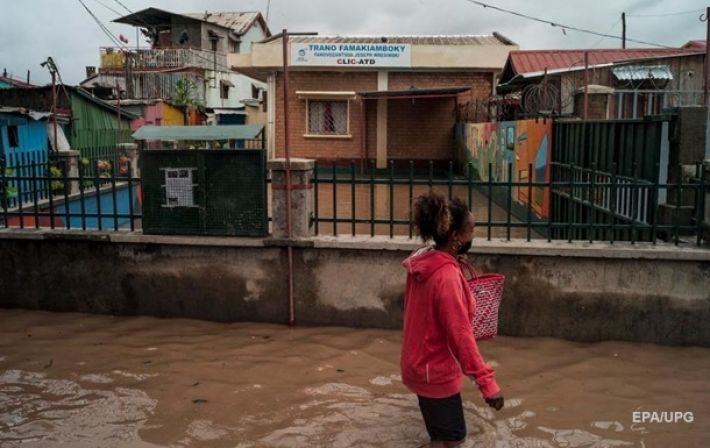 На Мадагаскар обрушился циклон, есть жертвы (видео)