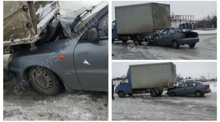 В Запорожской области легковушка влетела под грузовик (фото)