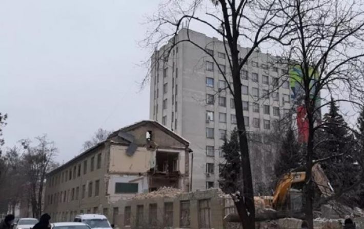 В Киеве снесли здание университета (видео)
