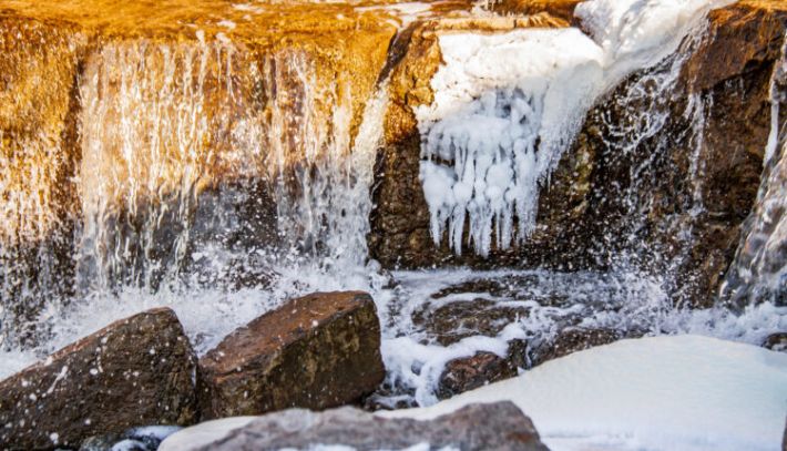 Фотограф из Запорожья запечатлела водопад, который наполовину замерз