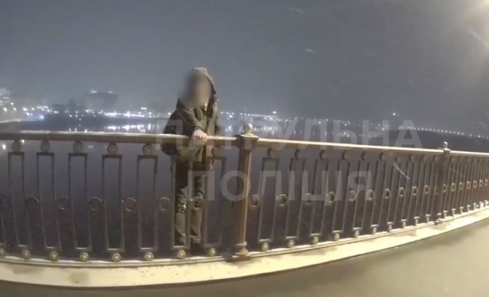 Хотел прыгнуть с моста: в Киеве мужчину спасли от рокового шага: подробности и видео
