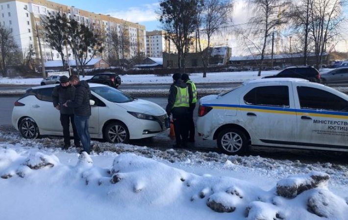 В Харькове у мужчины из-за долгов за отопление забрали машину (фото)