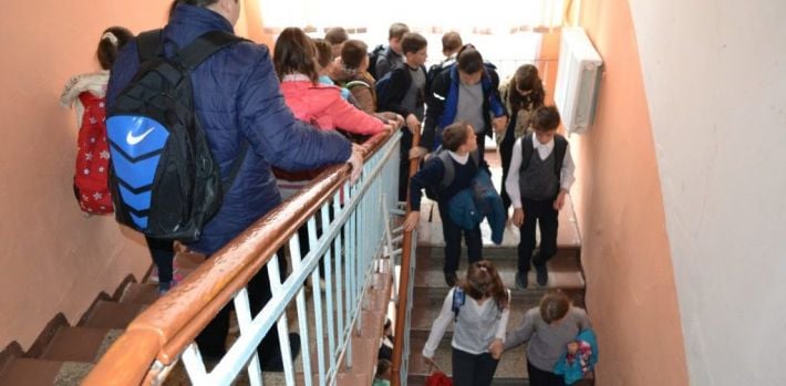Подписать верхнюю одежду - в школах Мелитополя готовятся к эвакуации