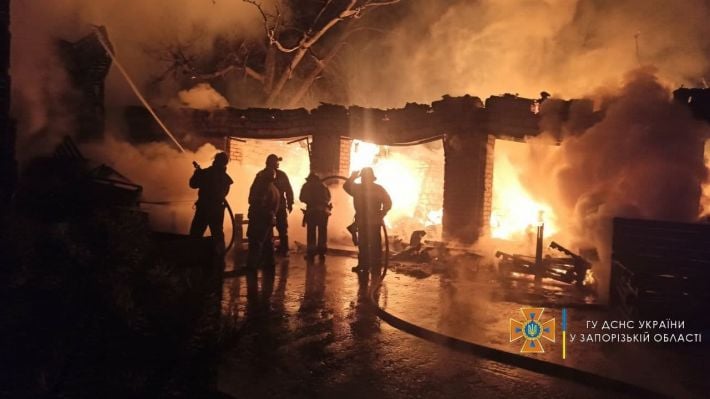 В Запорожской области 11 спасателей тушили масштабный пожар (фото)