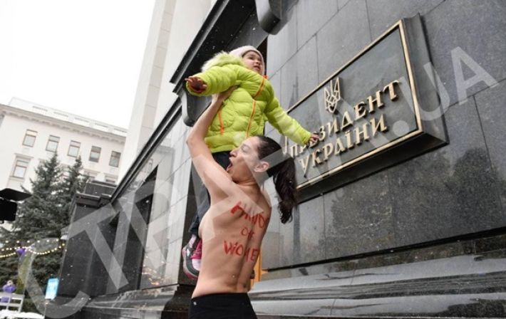 В Киеве активистка Femen с ребенком устроила акцию (фото, видео 18+)