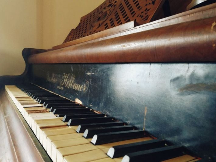 Музею в Запорожской области подарили австрийский рояль ХІХ века