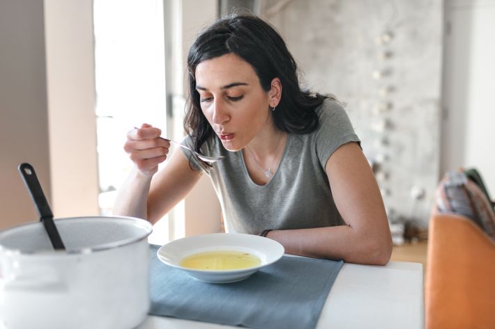 Гастроэнтеролог рассказала, нужно ли есть суп каждый день