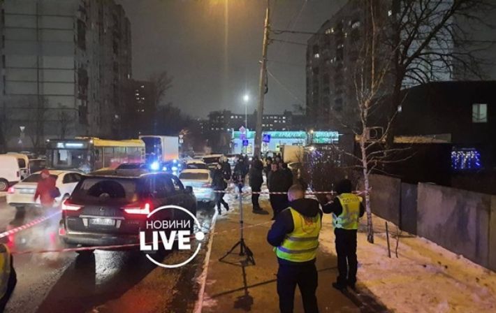 В Киеве неизвестные обстреляли внедорожник