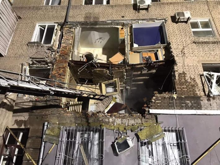 В Запорожье в многоэтажке произошёл взрыв, есть жертвы (фото, видео)