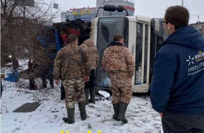 Чудом никто не пострадал: в Киеве перевернулся грузовик: фото и видео