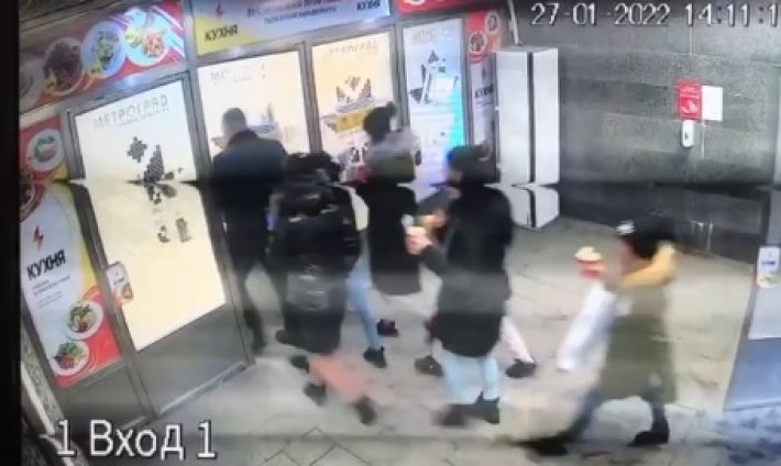 Действуют целыми ОПГ: в Киеве на горячем поймали уличную воровку, видео кражи