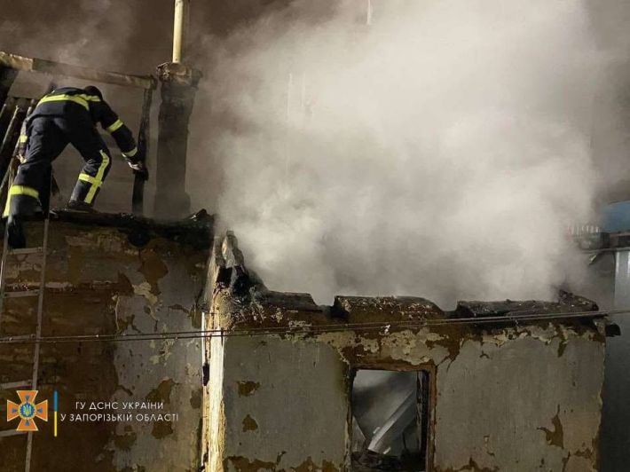 В Запорожье во время пожара в частном доме погиб мужчина (фото)