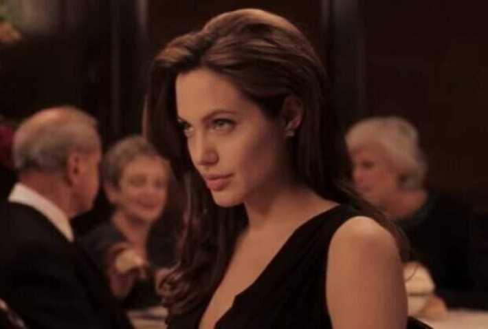Анджелина Джоли на селфи с поклонниками показала свое настоящее лицо: никакой фоторетуши