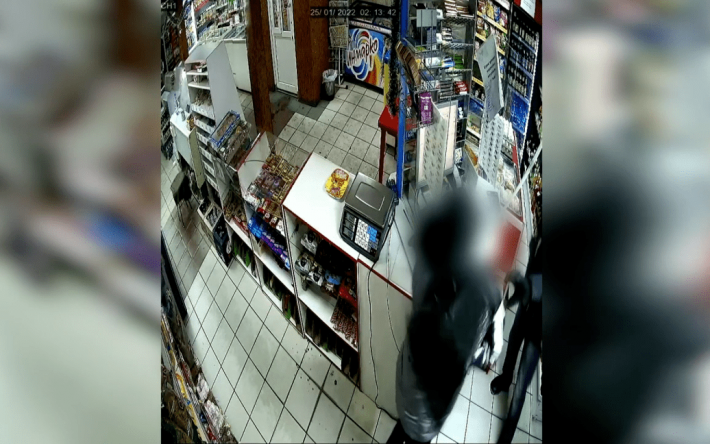 В России продавщица отбилась от грабителя полиэтиленовыми пакетами (видео)