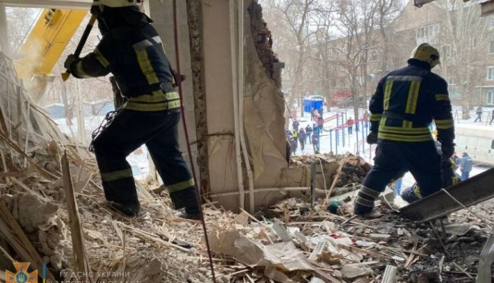 Показали, как спасали людей из дома, где произошел взрыв в Запорожье