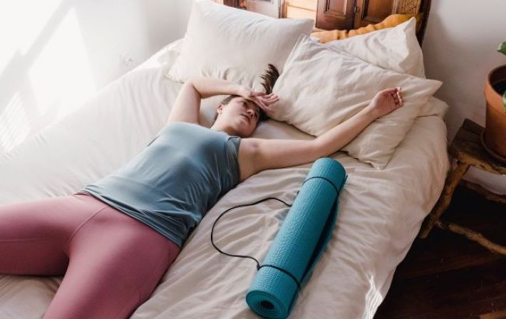 Бодрое утро: 5 упражнений, которые можно делать не вставая с кровати