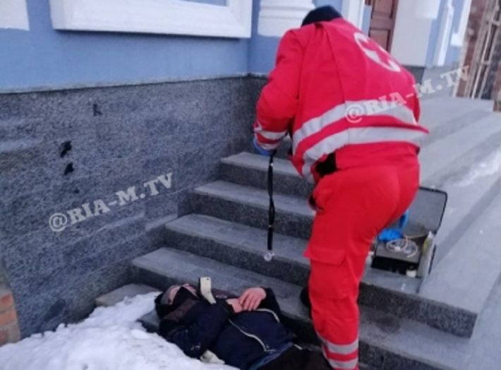 В Мелитополе мужчина едва не умер на морозе – лежал под церковью (фото)