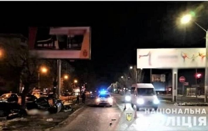В Одессе авто влетело в рекламный щит, есть погибшие