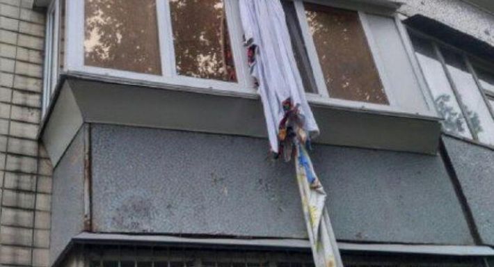 В Мелитополе мужчина по простыням спускался с квартиры в многоэтажке (фото)