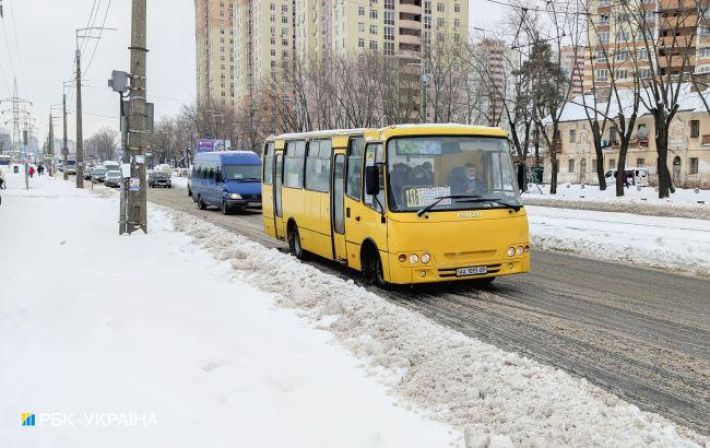 В Киеве водитель маршрутки во время движения сидел в соцсетях (видео)