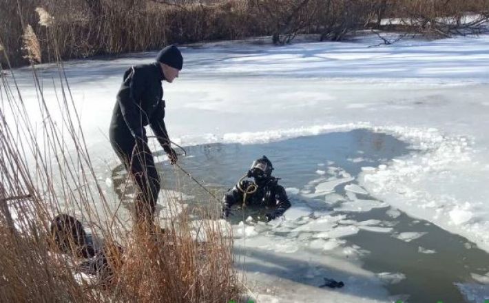 Сумел выбраться из воды, но замерз: в Черновицкой области произошла трагедия с рыбаком