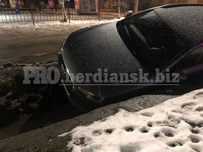 В Бердянске пьяный иностранец на Audi попал в ДТП (фото)