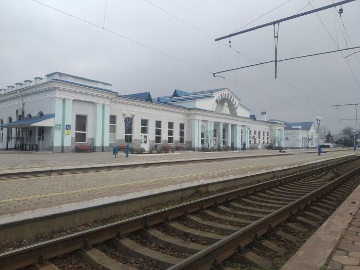 В Мелитополе, после событий в Днепре, на вокзале проверят состояние старинной люстры (фото)