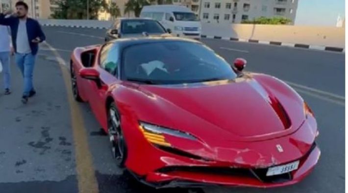 Украинский блогер разбил в Дубае суперкар Ferrari (видео)