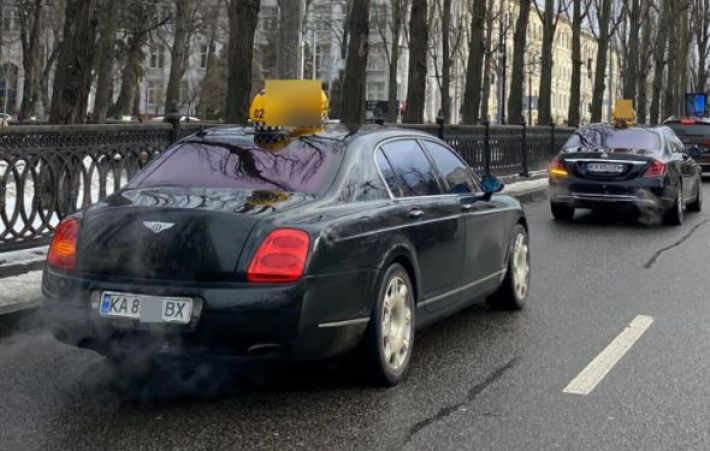 Богатые тоже трудятся: в Киеве заметили таксиста на Bentley, фото