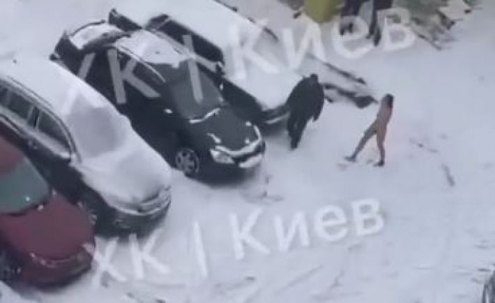 В Киеве женщина выскочила голой на мороз с признаниями в любви: видео