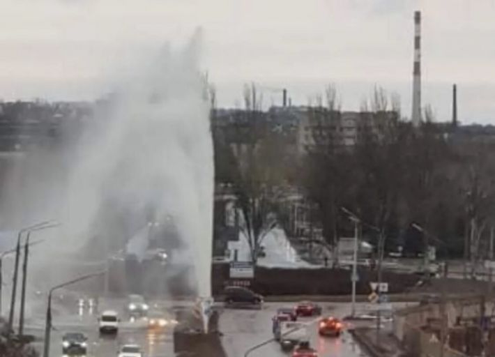 В Запорожье в районе центрального парка из асфальта бил фонтан (видео)