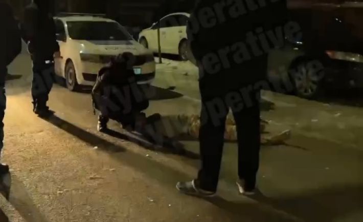 В Киеве во время пьяных разборок парень упал с 5 этажа: видео