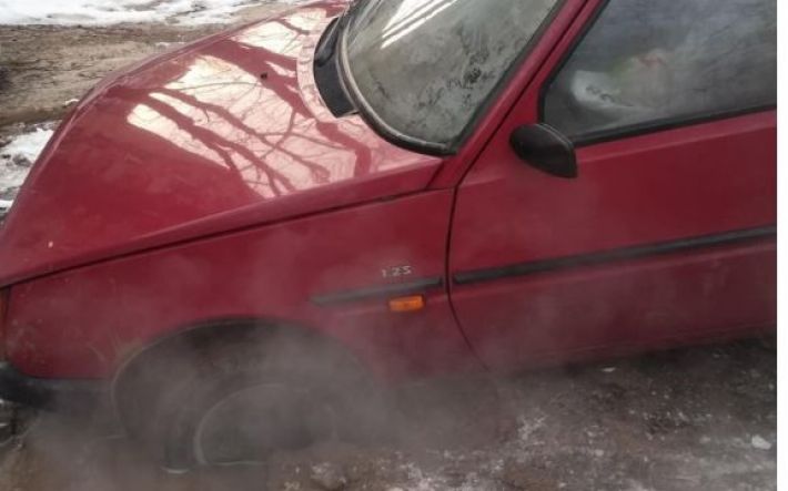 В Киеве из-за коммунального ЧП под асфальт провалились два авто: фото