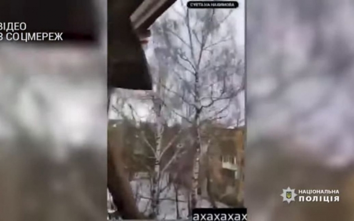 В Мариуполе тиктокер бросал с балкона топор ради лайков (видео)