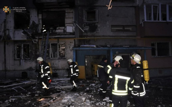 В Кропивницком в многоэтажке раздался мощный взрыв: повреждены 74 квартиры, есть погибший и пострадавшие