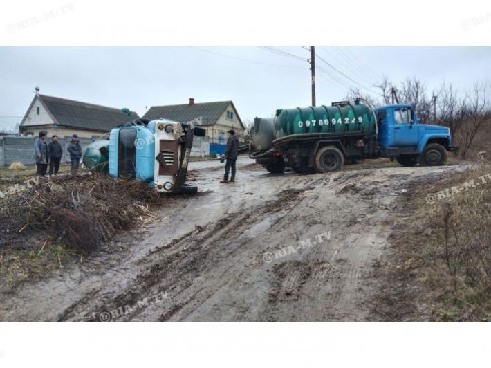 В Мелитополе перевернулась ассенизаторская машина (фото, добавлено видео)