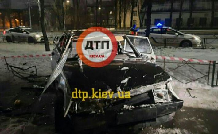 В Киеве пьяная компания на ВАЗ попала в серьезное ДТП: фото