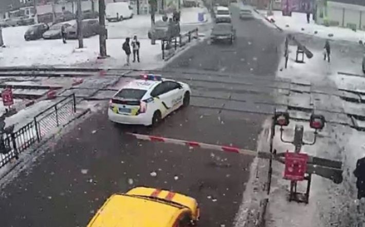 В Киевской области авто полиции проехало закрытый ж/д переезд (видео)
