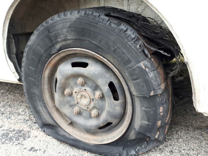 В Запорожской области из-за взрыва колеса грузового авто пострадало двое мужчин