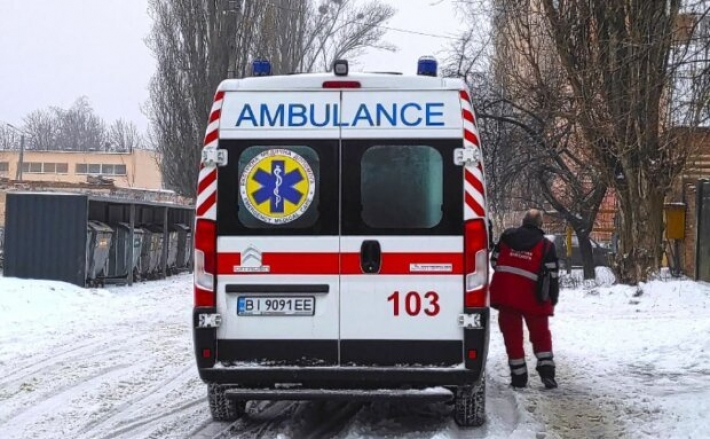 В Запорожье госпитализировали парня, которому зажало стопу грузовиком