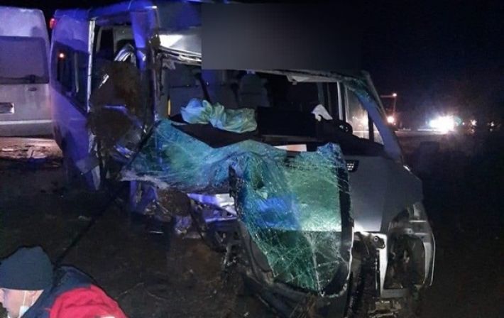 В Херсонской области столкнулись автобус и легковушка: есть жертва (видео)