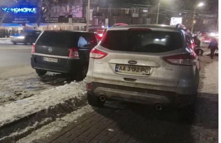 Что с такими делать? В Киеве "герой парковки" перешел через все грани, фото
