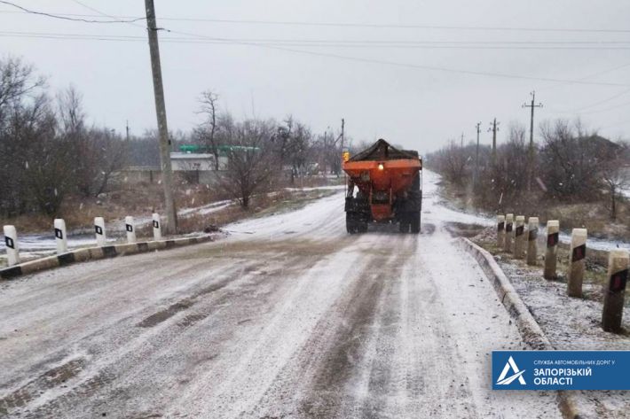 В Запорожской области водителей предупреждают о резком ухудшении погоды и гололедице на дорогах