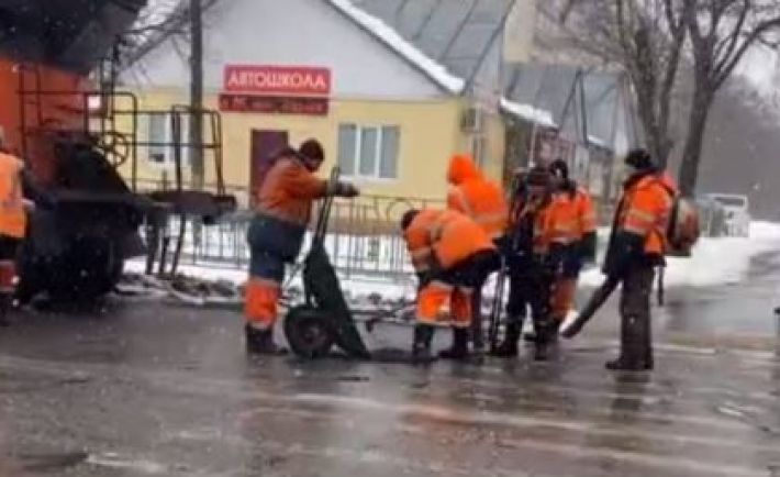 Грабли, лопата и тачка: в Киеве дорожники "отличились" зимним ремонтом, видео