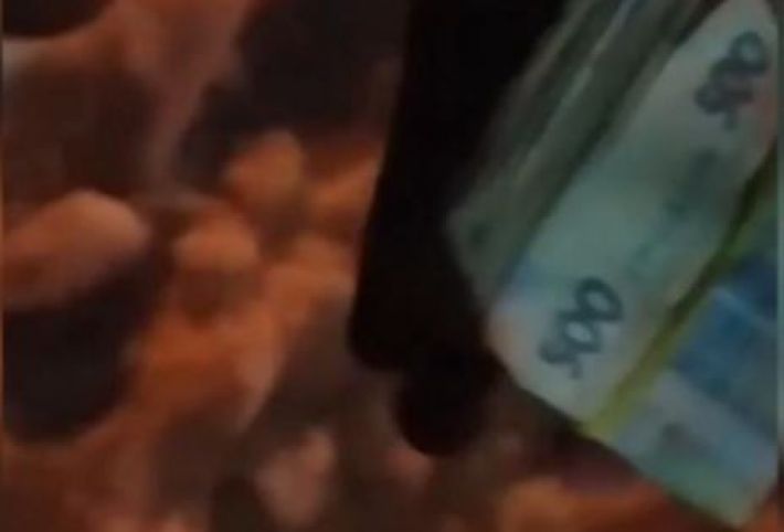 В Житомире мужчина нашел крупную сумму денег и отдал полиции (видео)