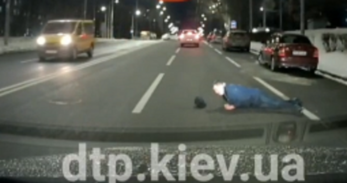 В Киеве пешеход хотел устроить автоподставу, момент попал на видео