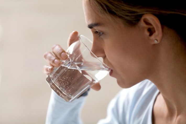 Если болит сердце - пейте больше воды: кардиолог развеял миф