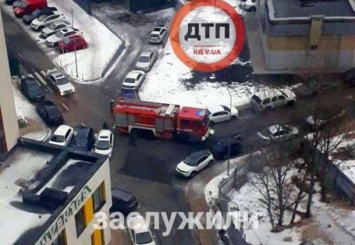В Киеве "герои парковки" заблокировали проезд пожарным: фото