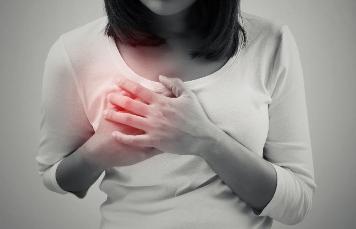 Какая боль может отдавать в сердце, рассказал кардиолог